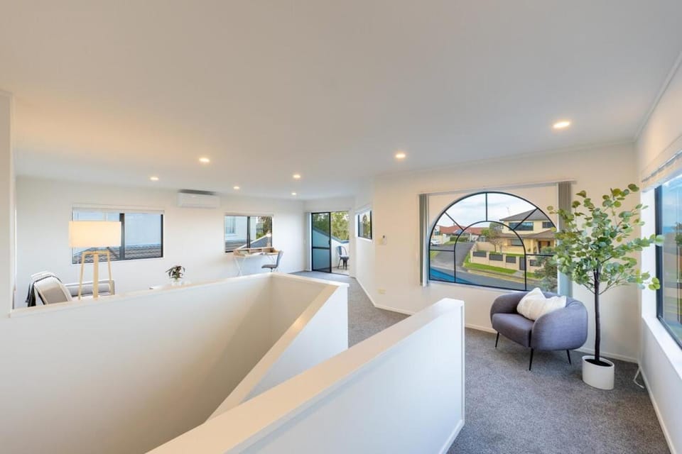 Spacious Seaview 3-Bedroom Home in Orewa House in Auckland Region