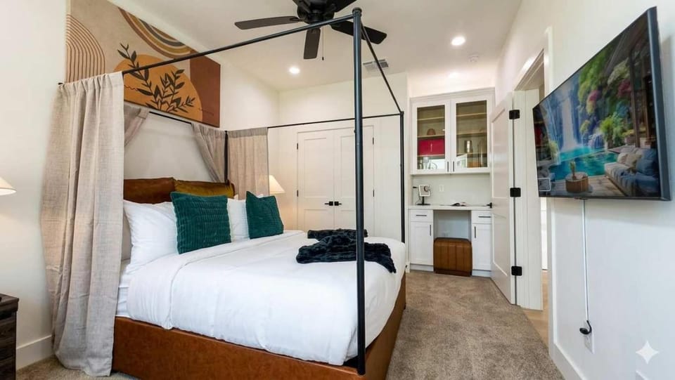 World Cup Luxury Rooftop Terrace Sleeps 7 House in Houston