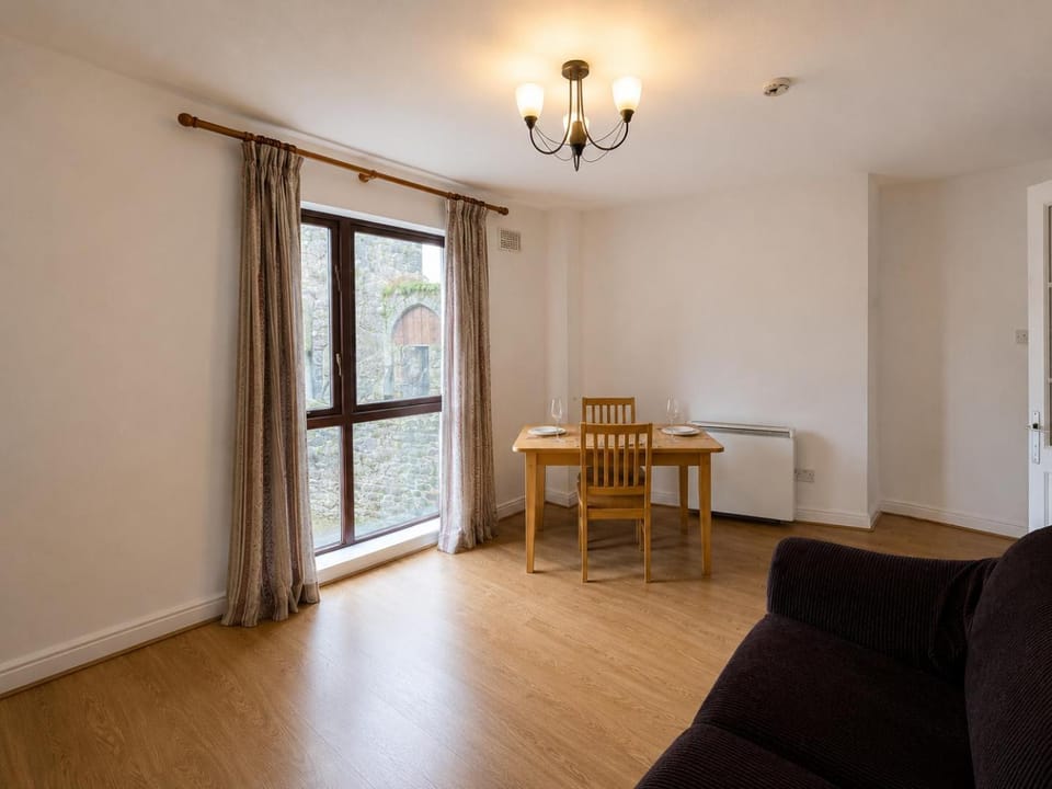 Modern 1BR Stay in Central Cashel Apartment in Co. Tipperary, Ireland