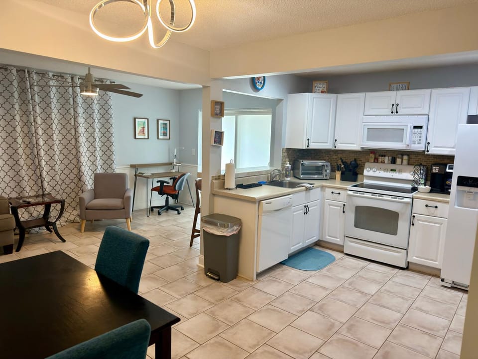 Kitchen or kitchenette, Seating area, Dining area
