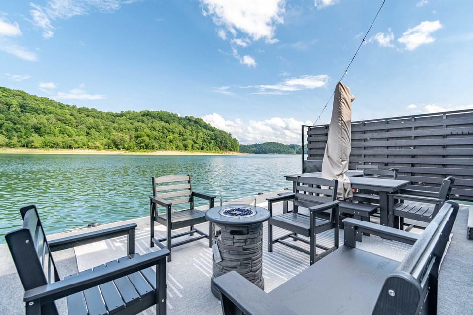 Wake House - One of a Kind Floating Home on Lake Cumberland - Boat Slip - Boat Ramp Access - Sleeps 20 House in Lake Cumberland