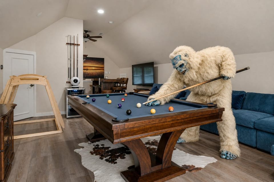 Billiard, Game Room, TV and multimedia, Decorative detail, Seating area