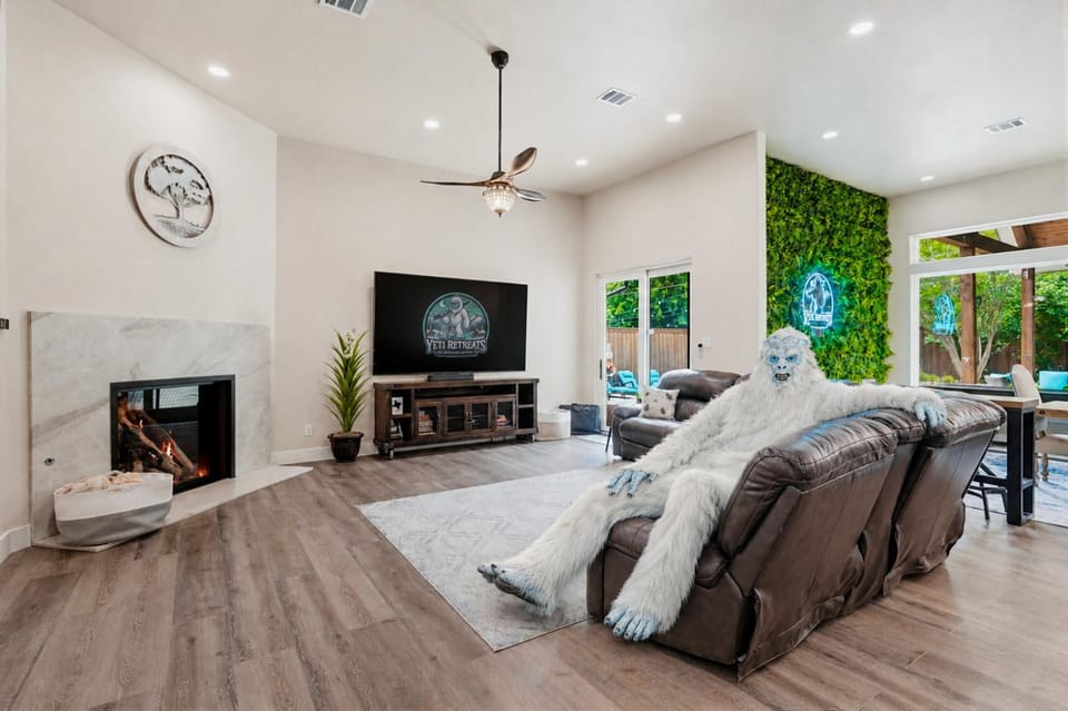 TV and multimedia, Living room, Decorative detail, Seating area, fireplace