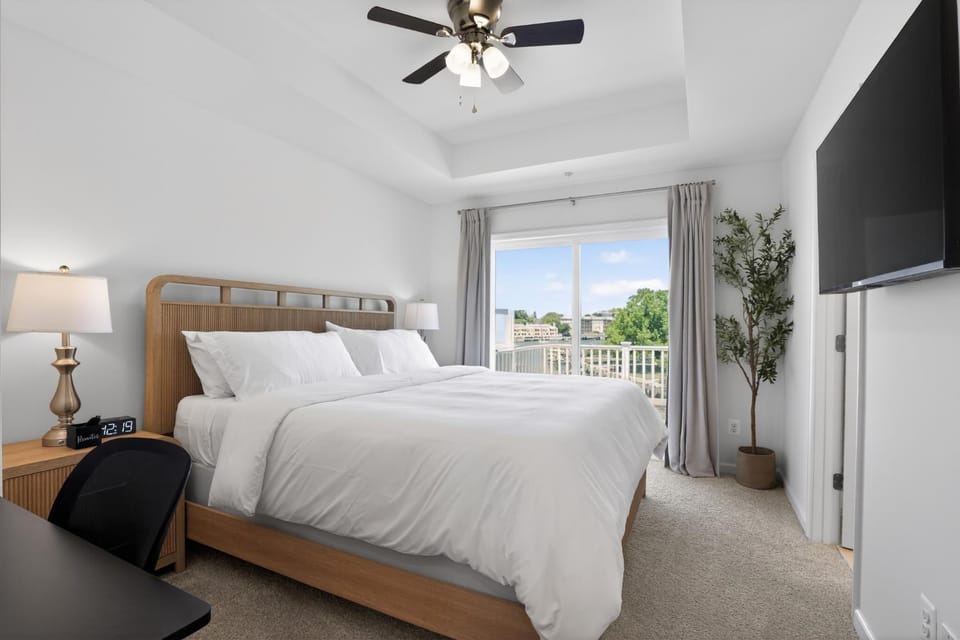 Bed, TV and multimedia, View (from property/room), Balcony/Terrace, Bedroom, Garden view