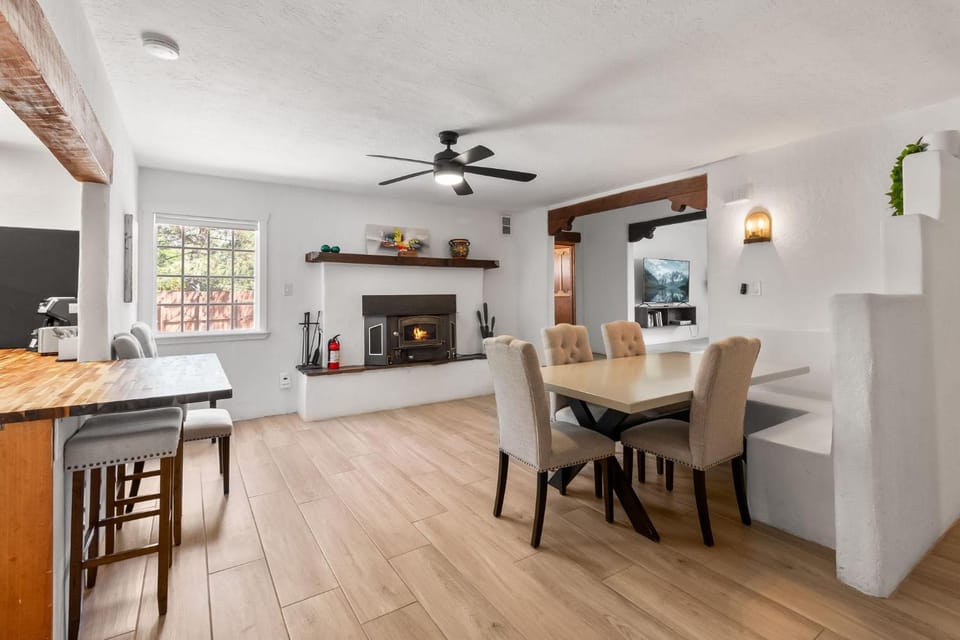 Dining area, fireplace