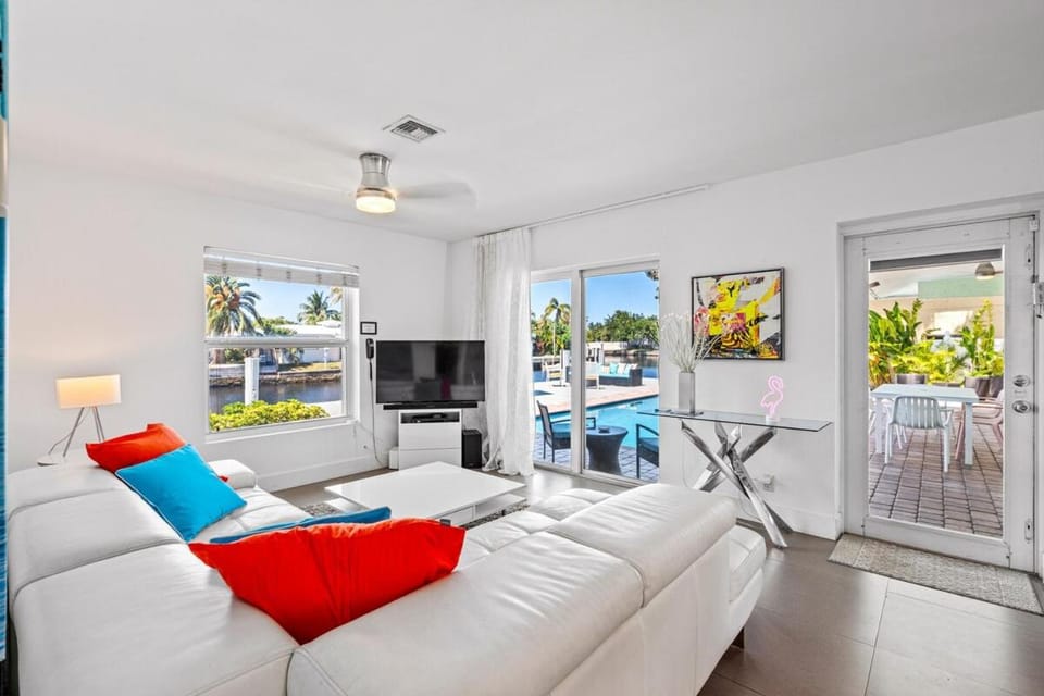 Waterfront Home with Heated Pool and Sunset Views House in Wilton Manors