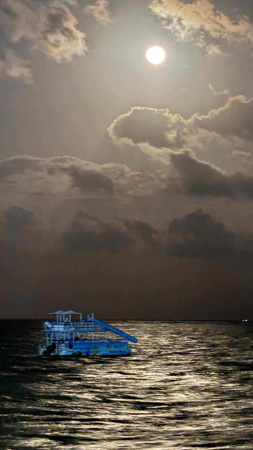 CATAMARÃ FENDA DO BIQUINI - PASSEIO AREIA VERMELHA E PÔR DO SOL - Pb Docked boat in Cabedelo