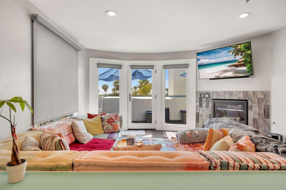 Walk to Water & Shops Ocean Views Villa House in La Jolla