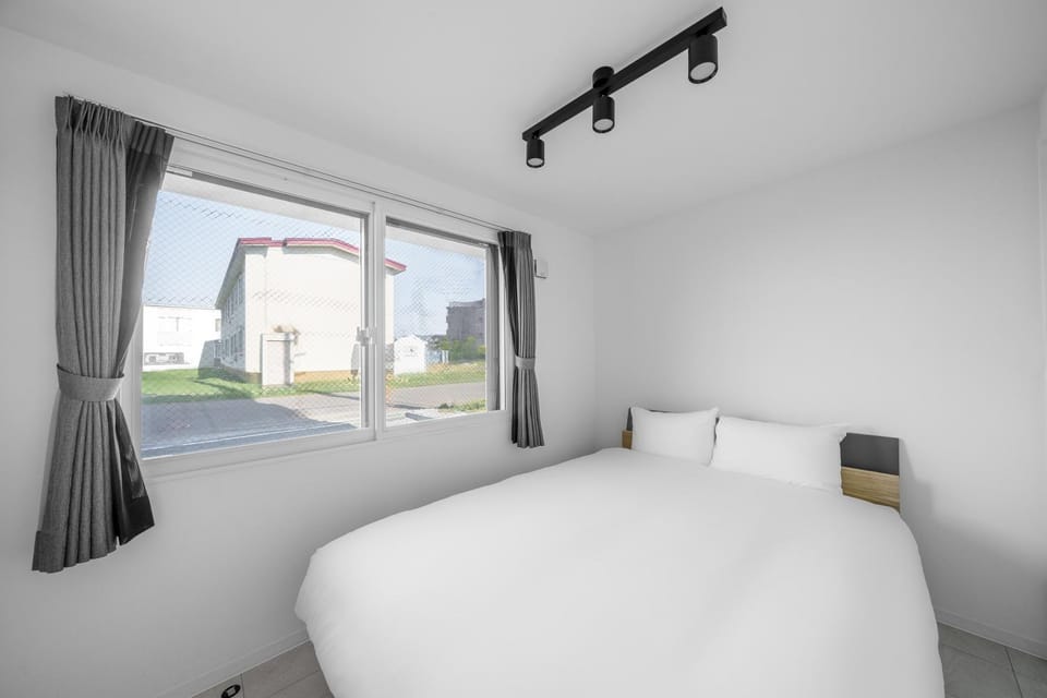 Bed, Bedroom, Swimming pool