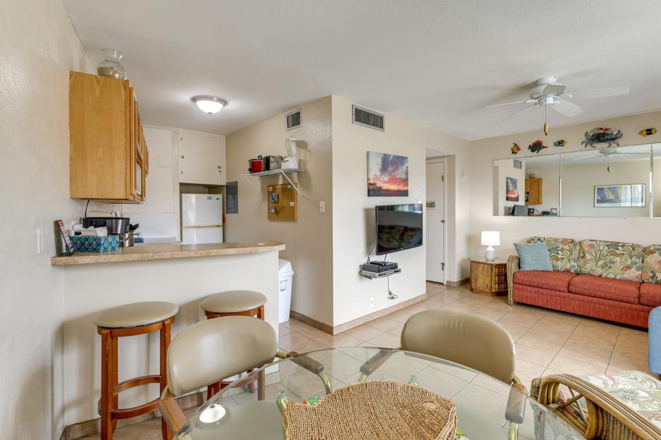 Steps to Sand: Beachfront SPI Condo w/ Balcony House in South Padre Island