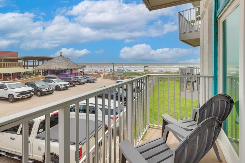Steps to Sand: Beachfront SPI Condo w/ Balcony House in South Padre Island