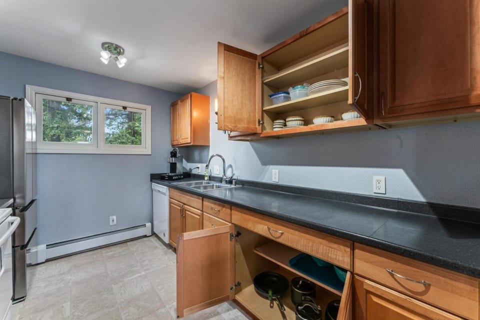 Minutes From Airport-Shared Space-WIFI Bed and Breakfast in Spenard
