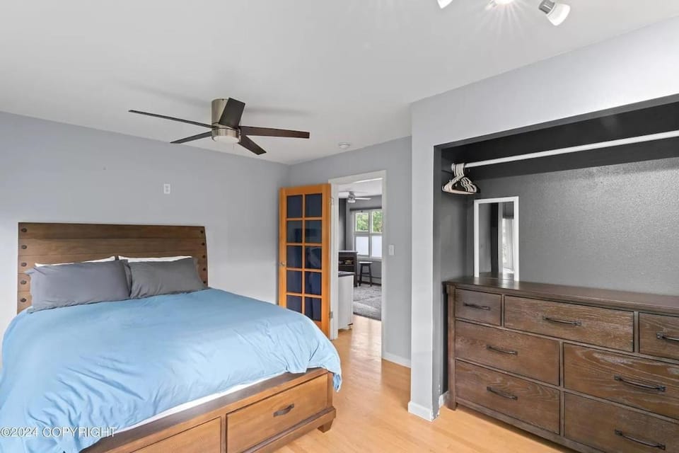 Minutes From Airport-Shared Space-WIFI Bed and Breakfast in Spenard