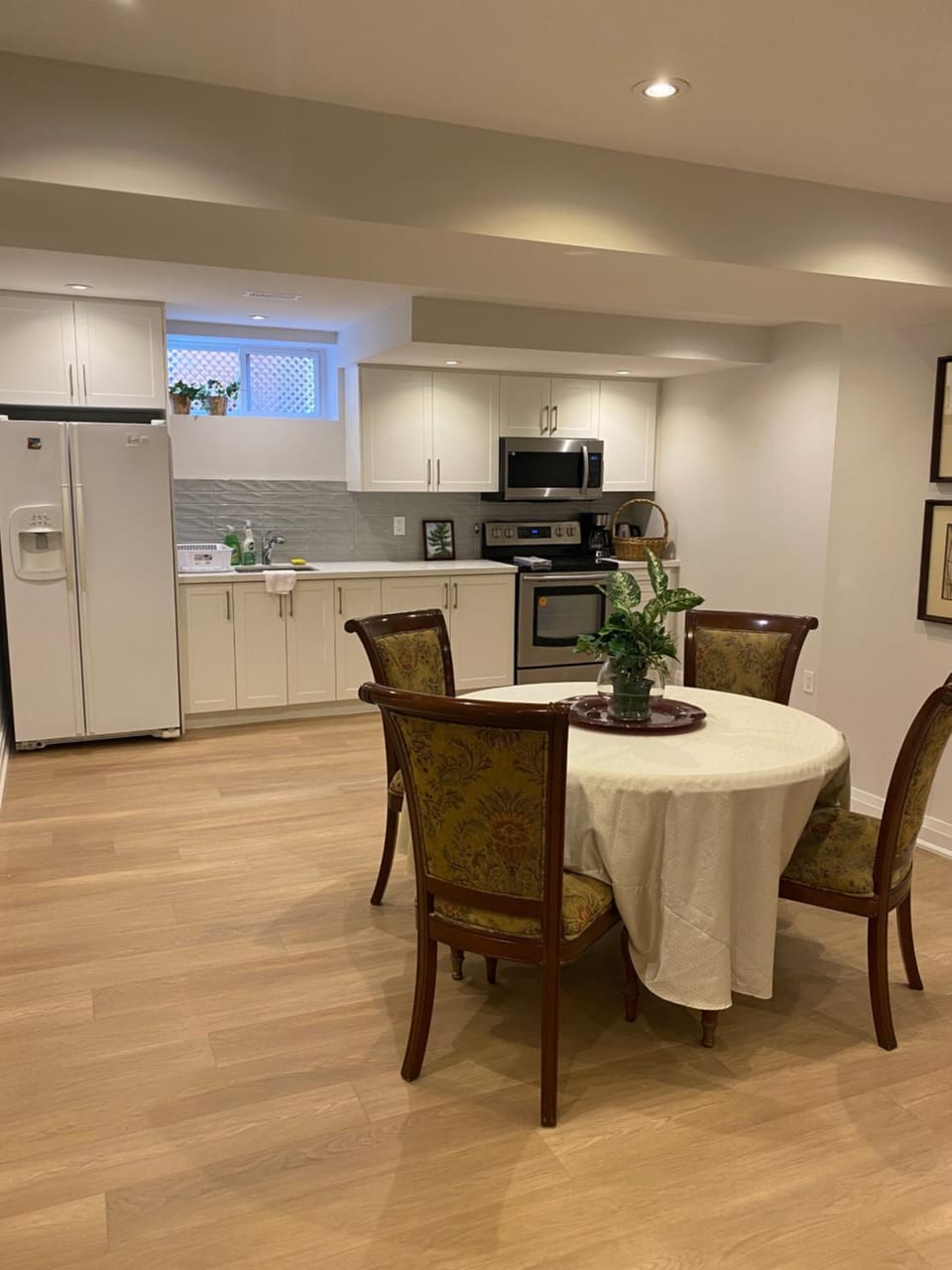 Kitchen or kitchenette, Dining area, oven, stove, toaster
