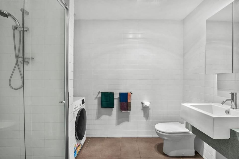 Shower, Toilet, towels