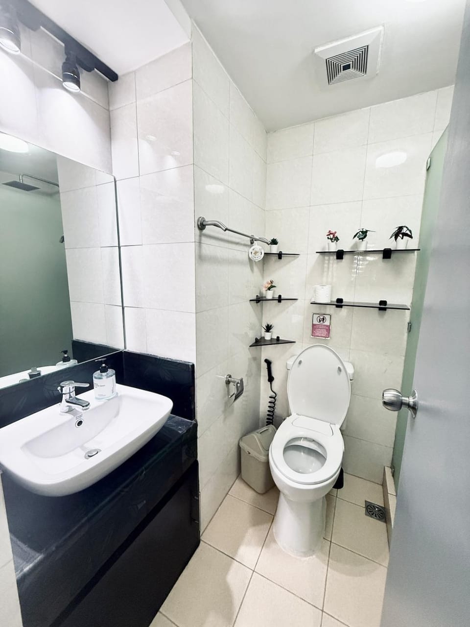 4BR Condo Unit with Free Parking Apartment in Pasay