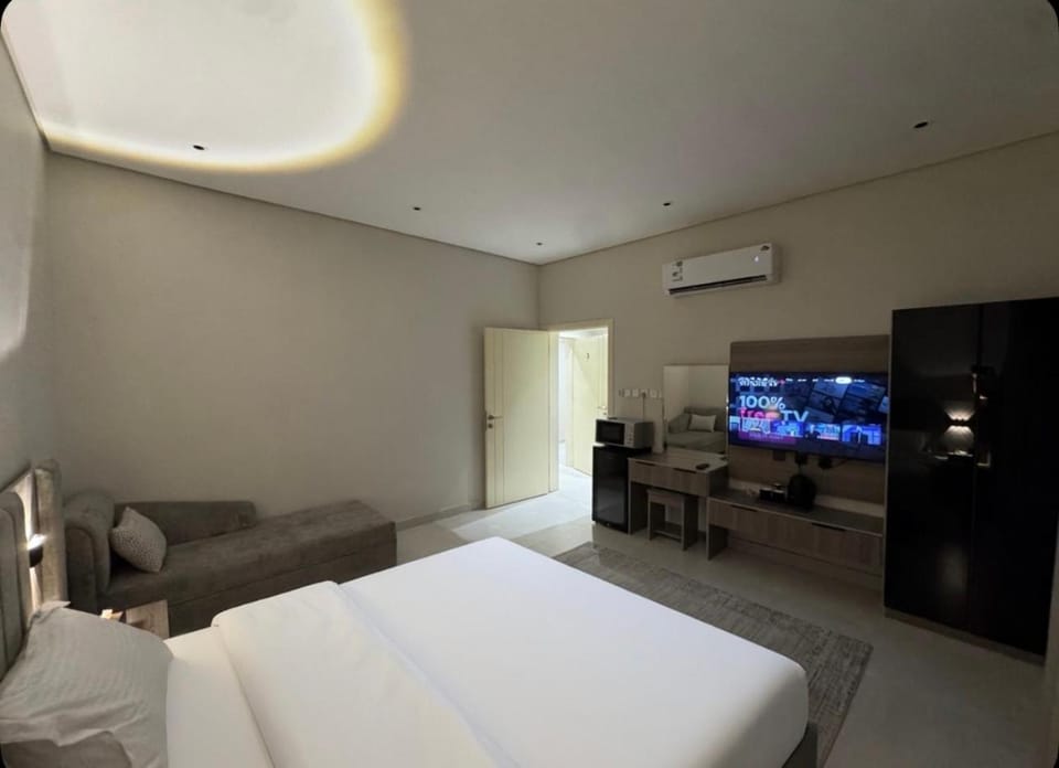 Bed, TV and multimedia, Photo of the whole room, Seating area, Bedroom, air conditioner