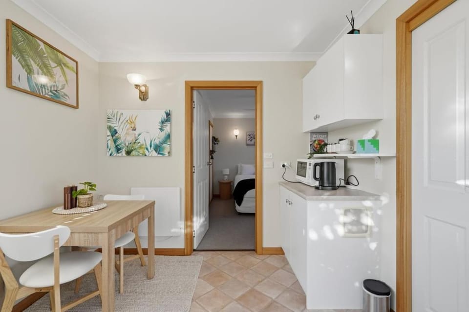 Sunlit Garden Granny Flat Apartment in Devonport