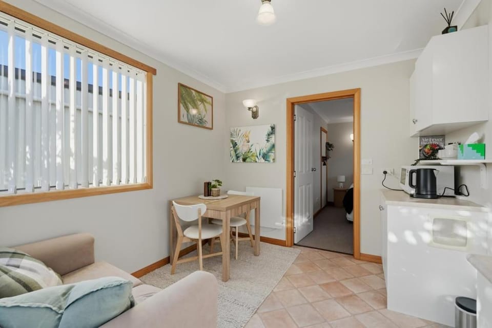 Sunlit Garden Granny Flat Apartment in Devonport