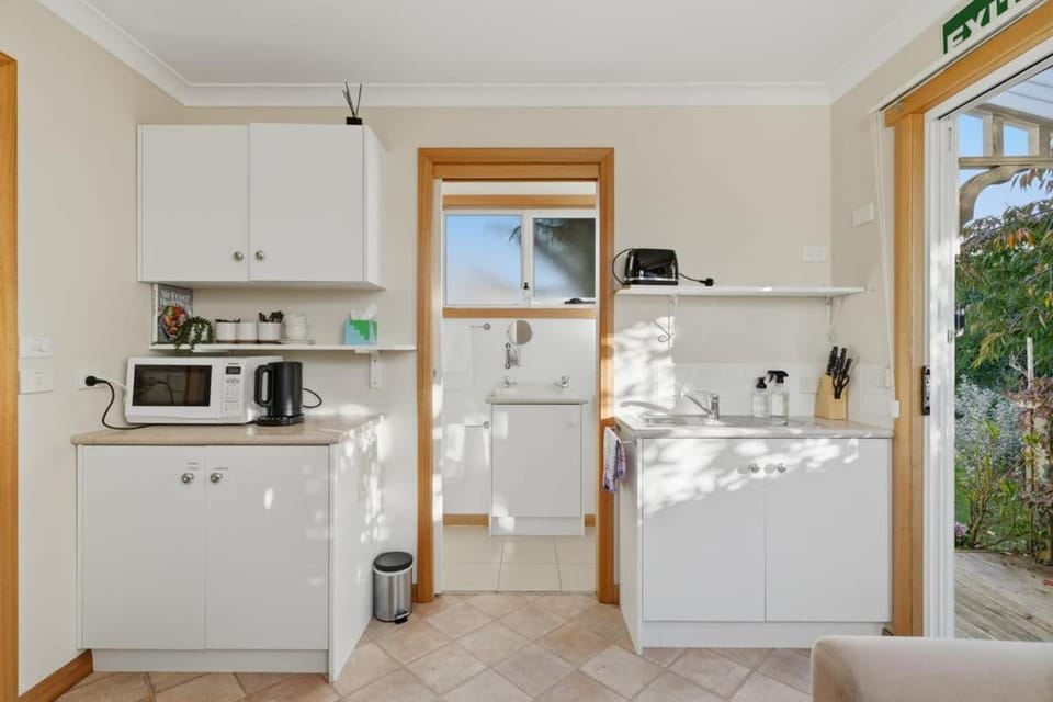 Sunlit Garden Granny Flat Apartment in Devonport