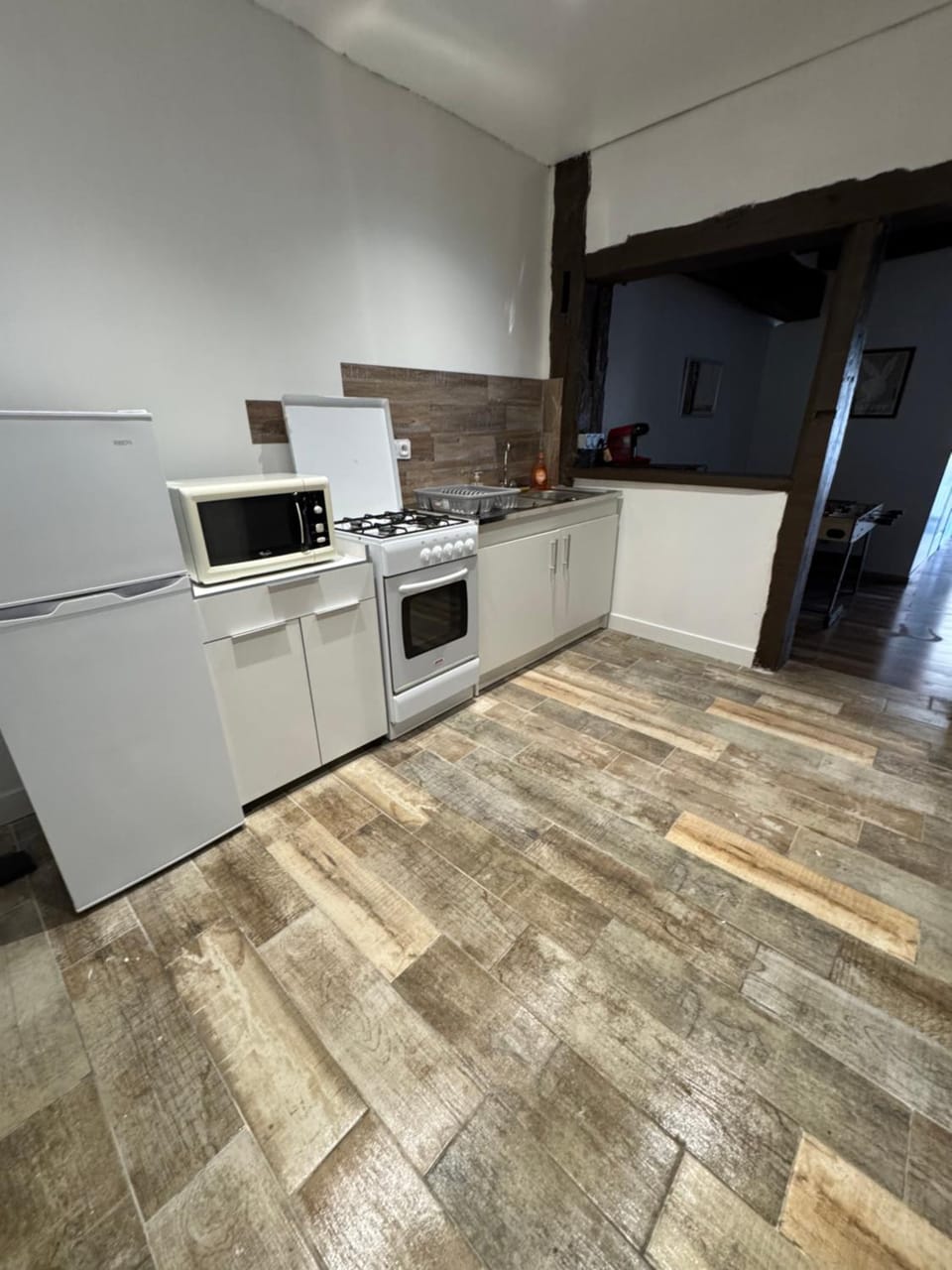 Kitchen or kitchenette, oven