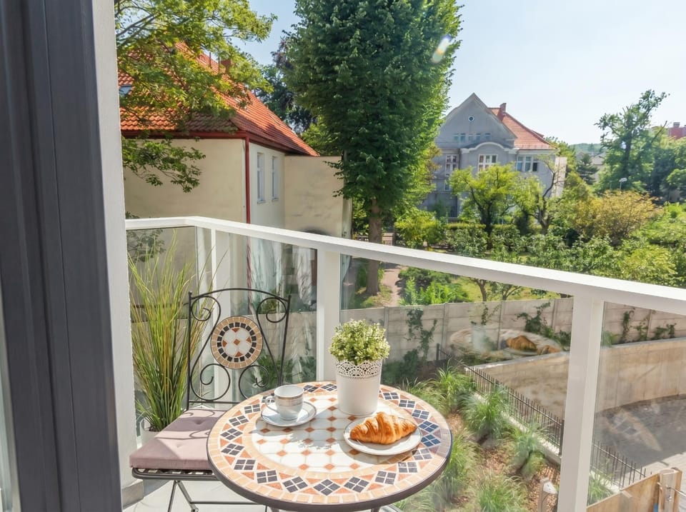Property building, Patio, Spring, Day, Natural landscape, Garden, View (from property/room), Balcony/Terrace, Food and drinks, Dining area, Food, Garden view