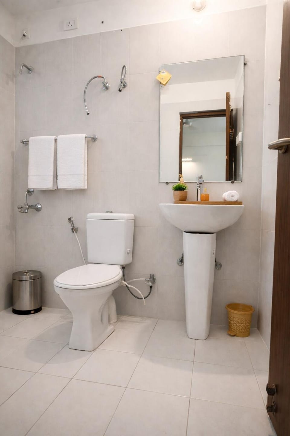 Skydeck Apartment 4BHK Near Taj by Homeyhuts Apartment in Agra