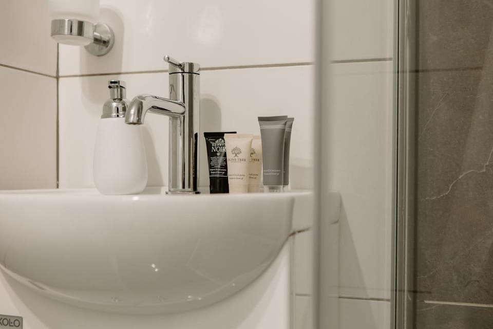 Shower, Bathroom, flat iron