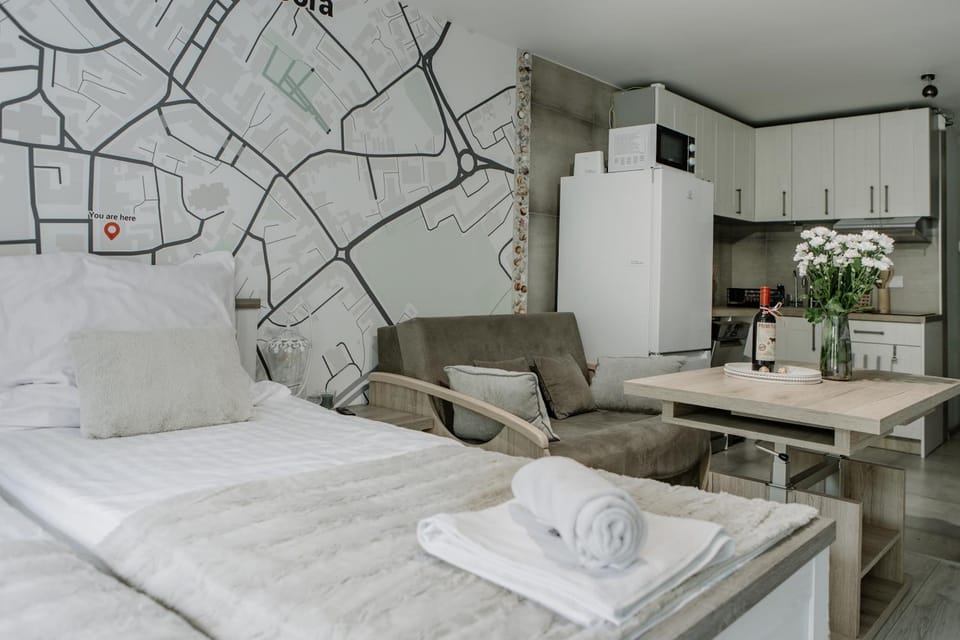 Seating area, Bedroom, microwave, oven, kitchen