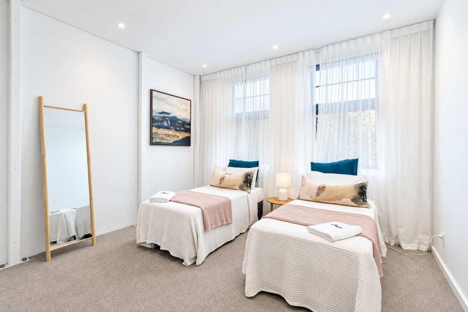 The Hudson 3BR Bright Courtenay Place Townhouse Apartment in Wellington