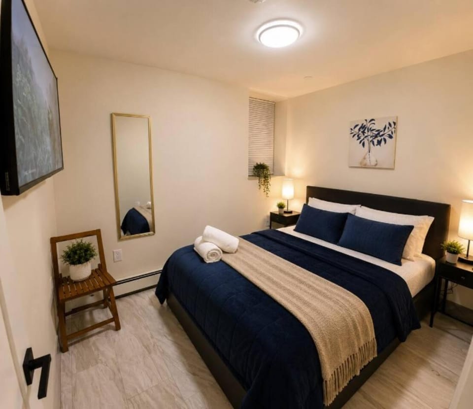 Bed, TV and multimedia, Photo of the whole room, Bedroom