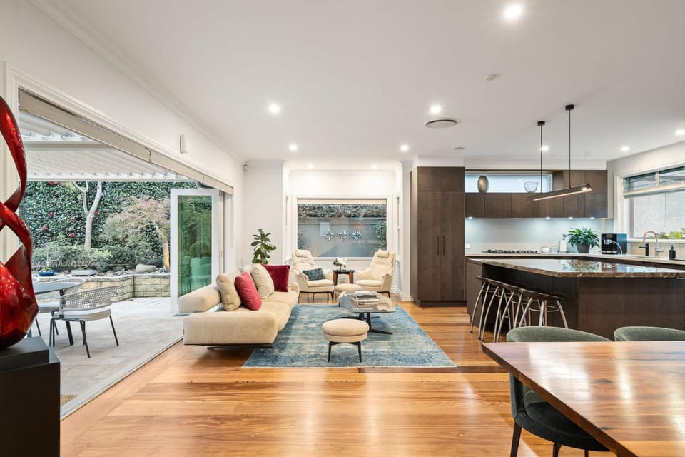 Kitchen or kitchenette, Living room, Seating area, Dining area