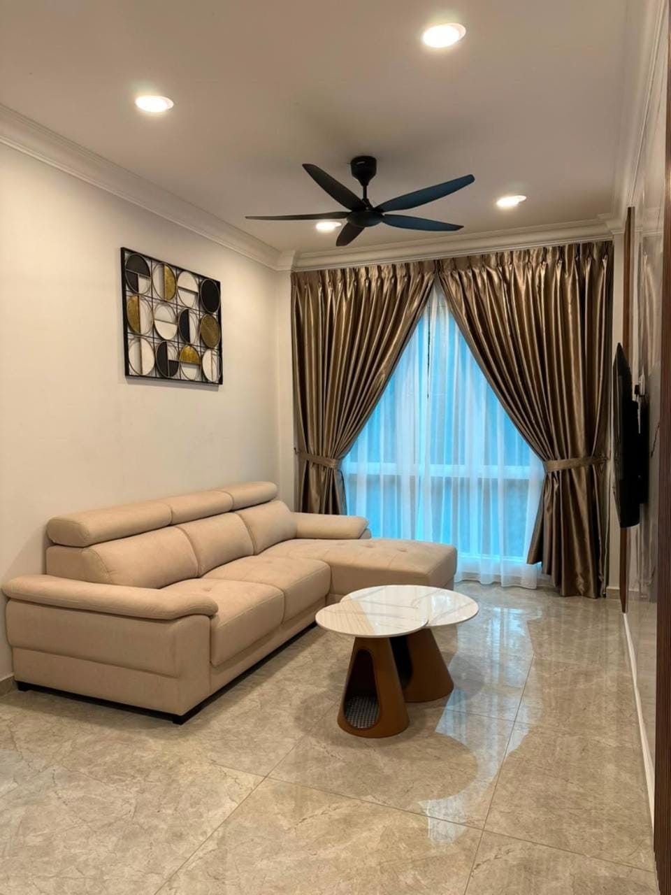 TV and multimedia, Living room, Seating area, Family