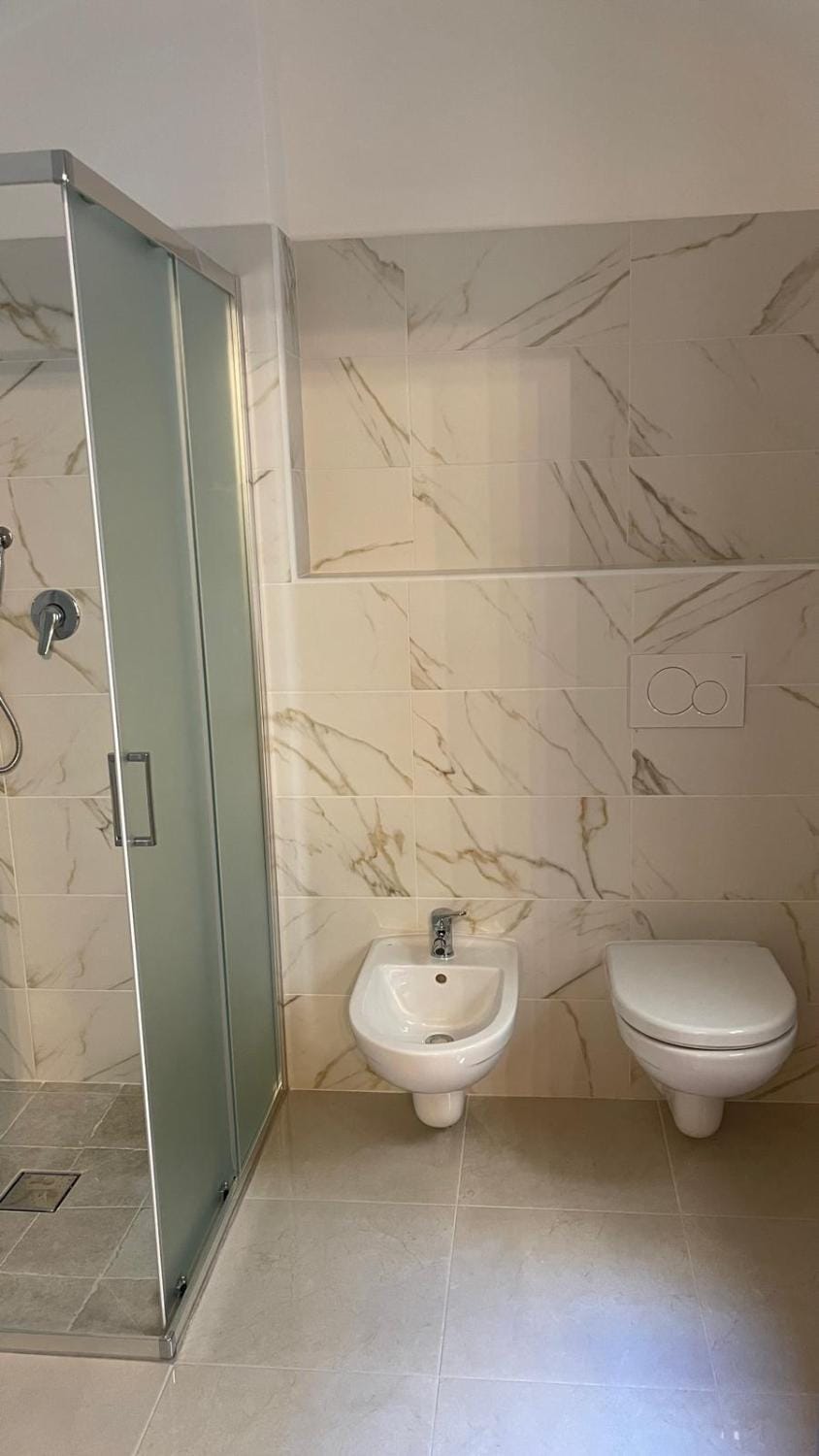 Toilet, bidet