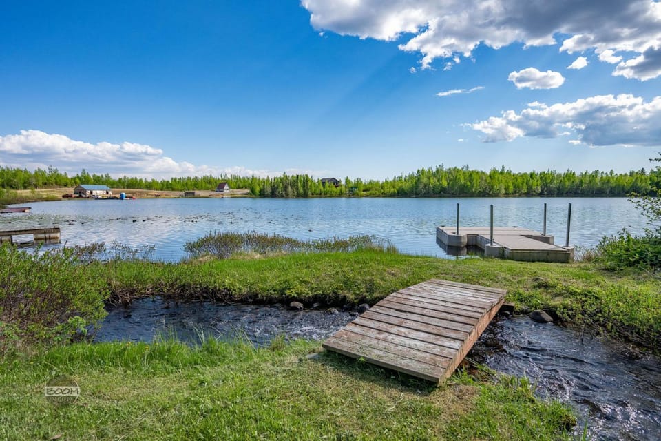 Lakeside Retreat- Charming 5 Bedroom with Kayaks House in Big Lake