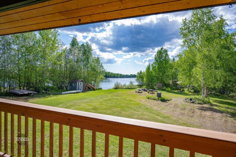 Lakeside Retreat- Charming 5 Bedroom with Kayaks House in Big Lake