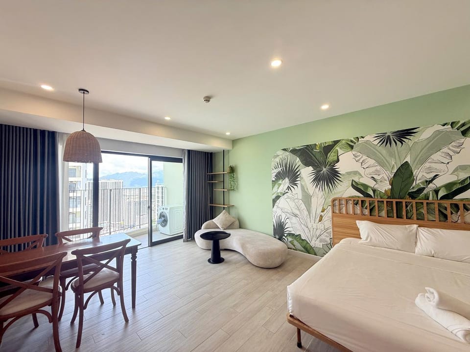 Bed, Photo of the whole room, Seating area, Dining area, Bedroom