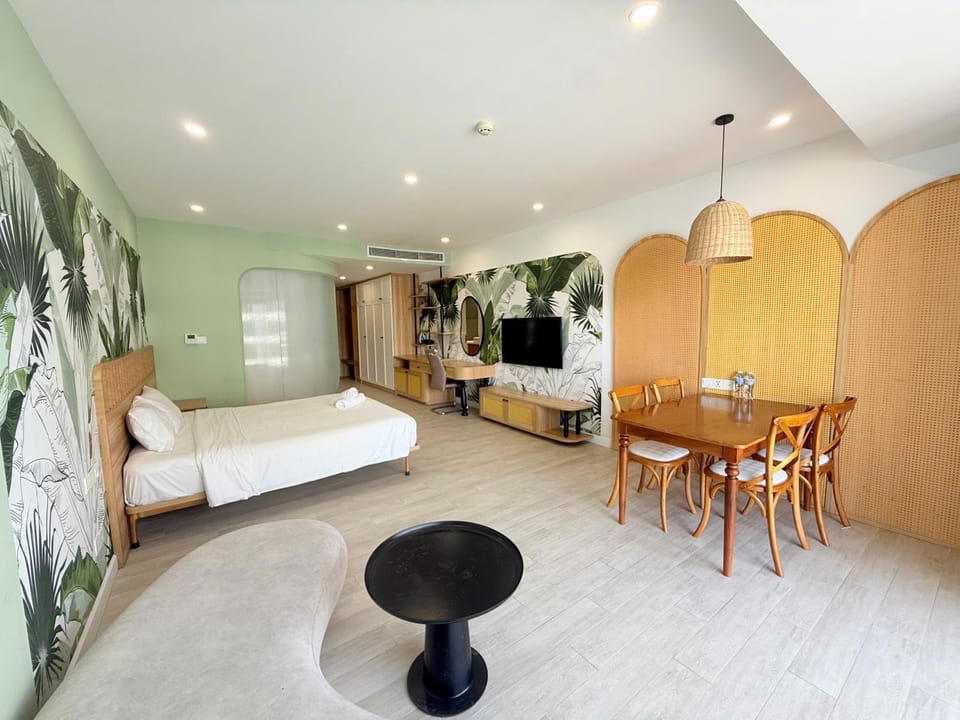 Bed, Photo of the whole room, Seating area, Dining area, Bedroom, wardrobe