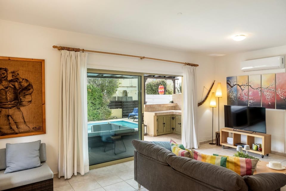Communal lounge/ TV room, Living room