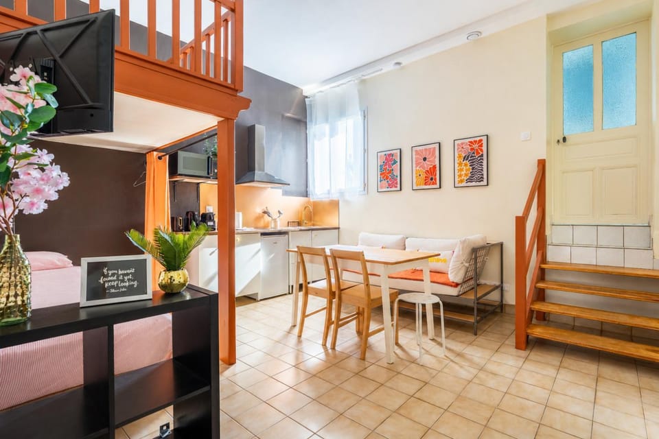 Bed, Seating area, Dining area