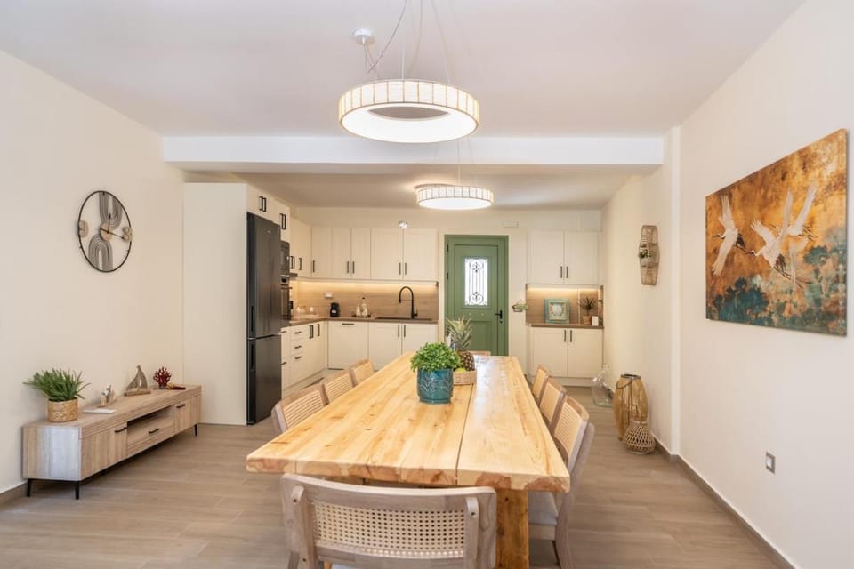 Dining area, kitchen