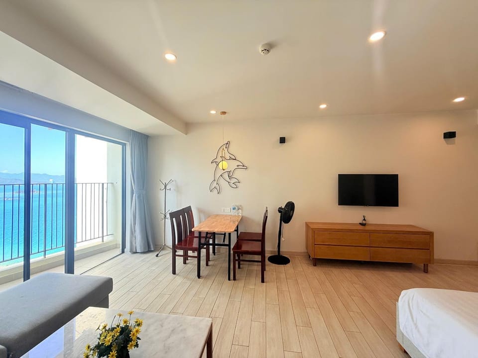 Bed, Living room, Photo of the whole room, Dining area