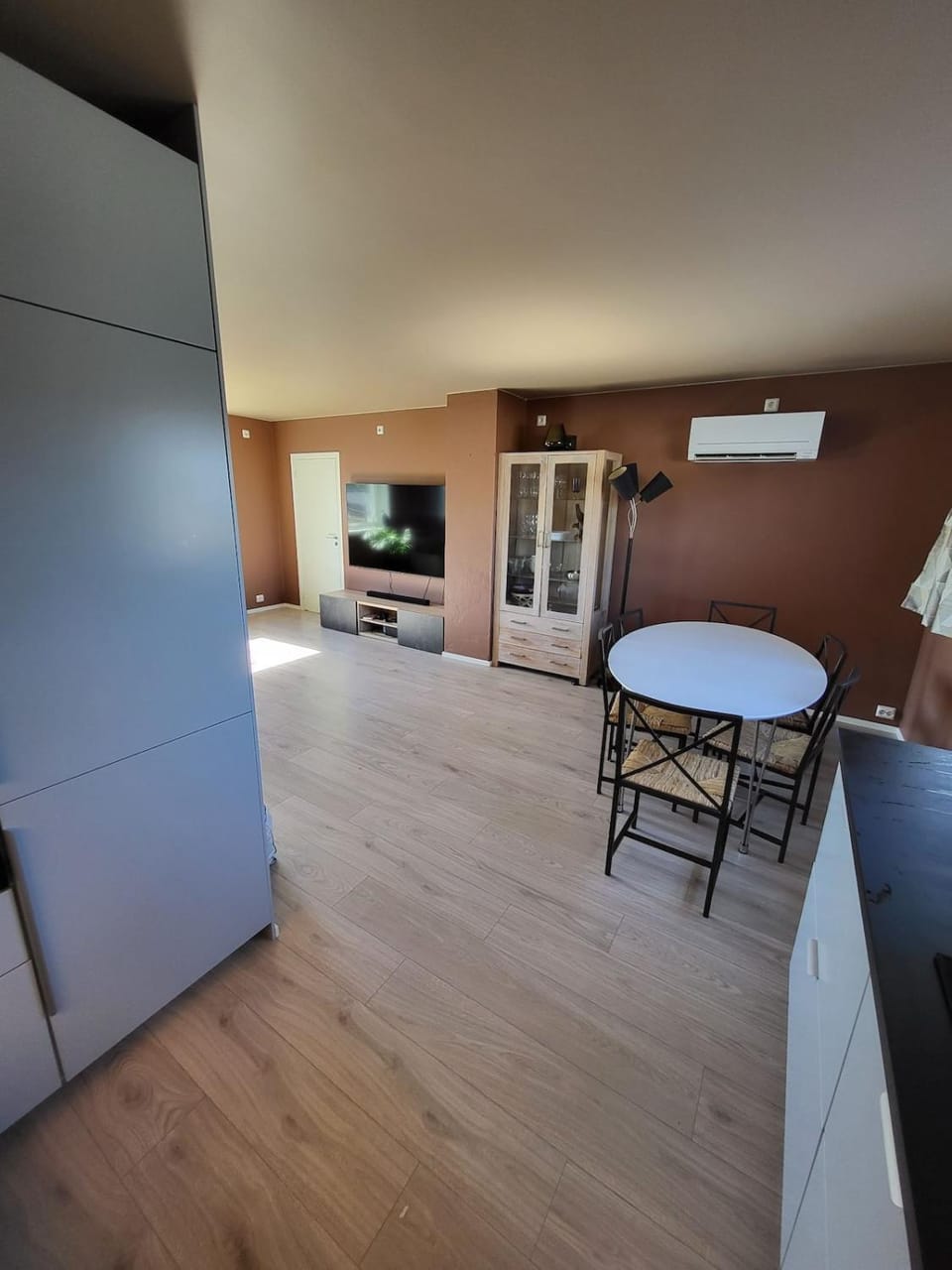 Living room, Dining area, air conditioner