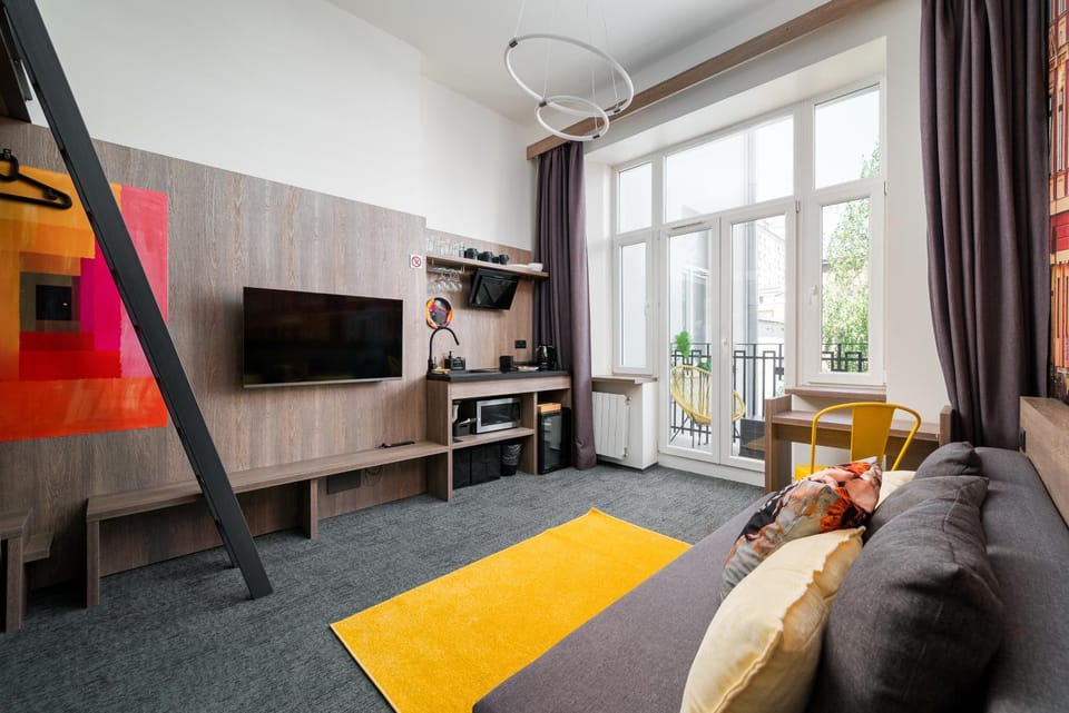 Communal lounge/ TV room, Bed, TV and multimedia, Kitchen or kitchenette, Living room, Photo of the whole room, Seating area, Evening entertainment, Bedroom