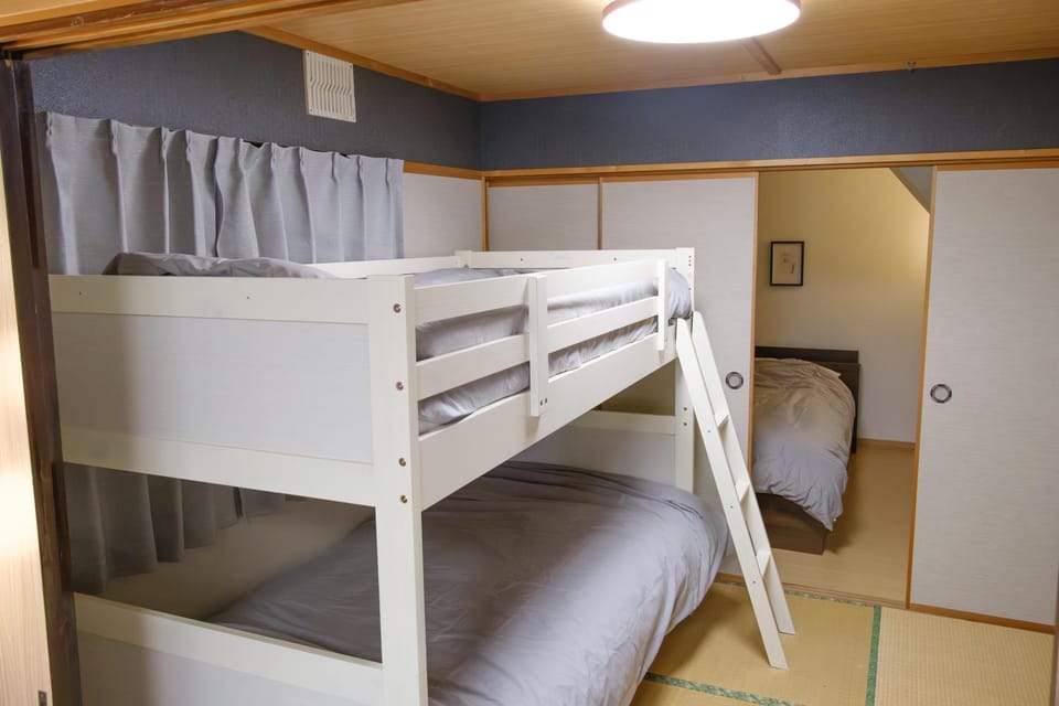 Bedroom, bunk bed