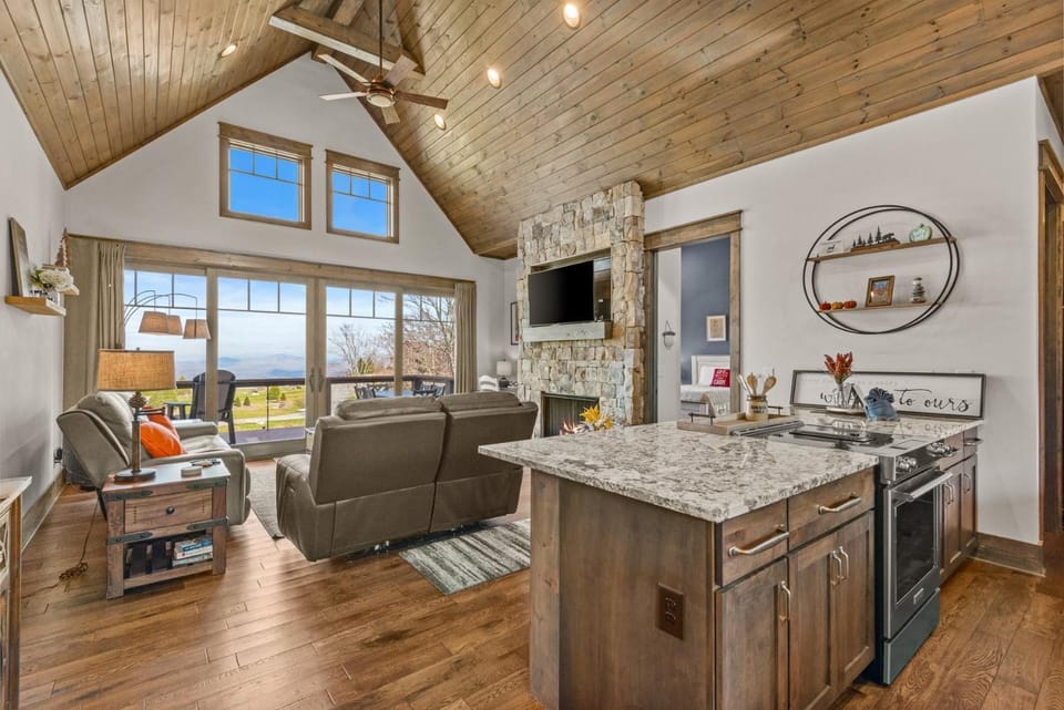 Sommer Hus at Eagles Nest House in Beech Mountain