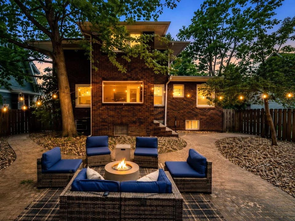 Poker-Bar-Shuffleboard-Firepit-Walkable-Sleeps 10 House in Middleburg Heights
