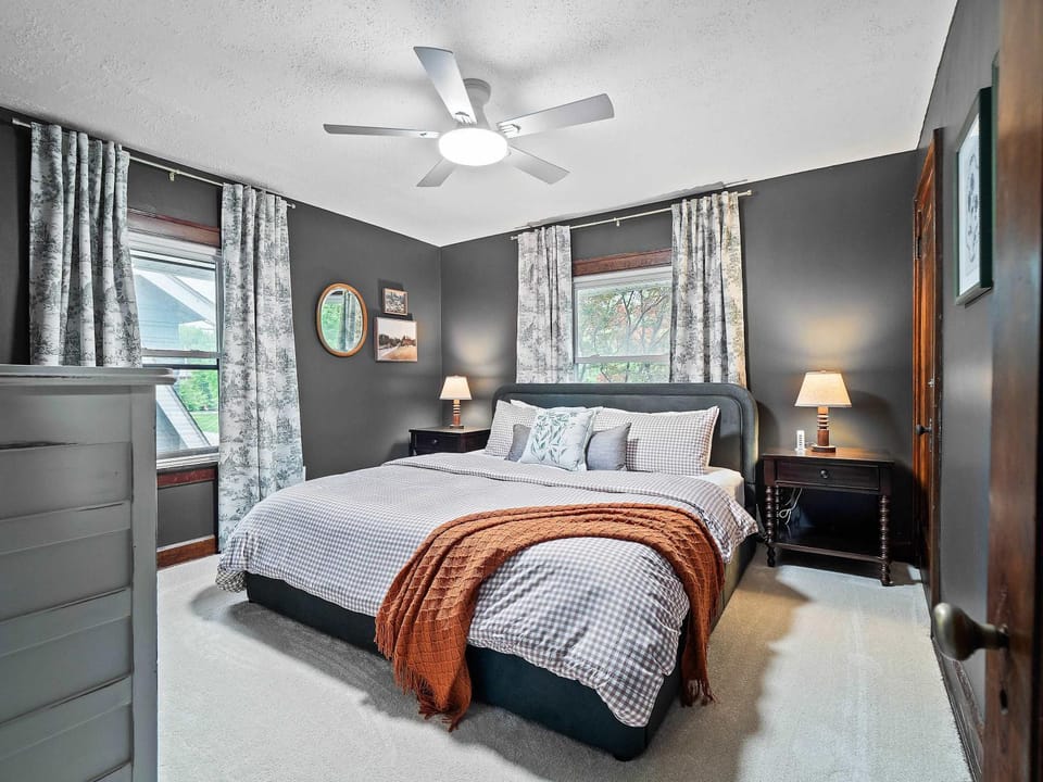 Poker-Bar-Shuffleboard-Firepit-Walkable-Sleeps 10 House in Middleburg Heights