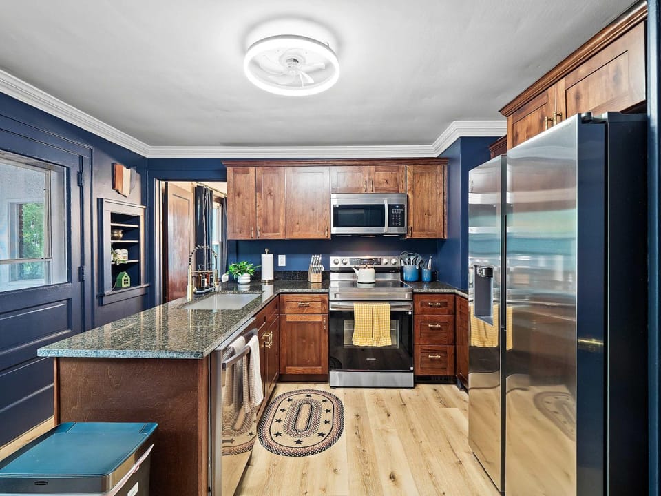 Poker-Bar-Shuffleboard-Firepit-Walkable-Sleeps 10 House in Middleburg Heights