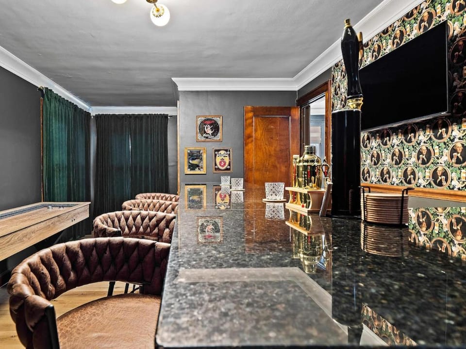 Poker-Bar-Shuffleboard-Firepit-Walkable-Sleeps 10 House in Middleburg Heights